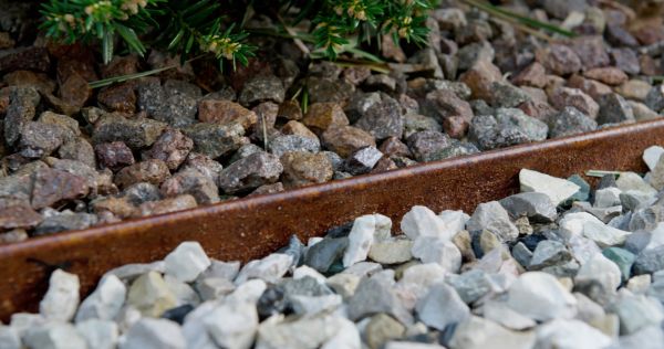 Bordura in acciaio CORTEN con picchetti integrati - Bin Sistemi 100 cm